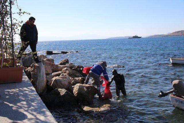 Kumbahçe'de denizden yüzlerce kilo atık çıkarıldı
