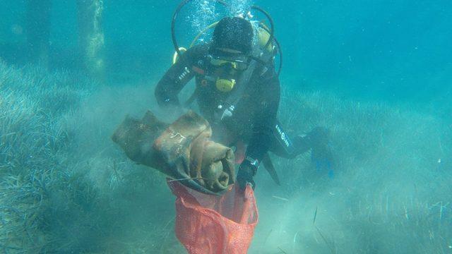 Belediye dalgıçları Kumbahçe iskele ve liman çevresini temizledi