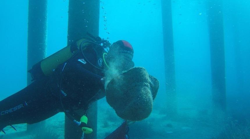 Belediye dalgı&ccedil;ları Kumbah&ccedil;e iskele ve liman &ccedil;evresini temizledi
