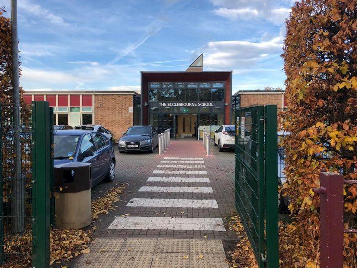 Lisede cinsel ilişki skandalı! Öğretmen, iki öğrencisiyle... G3