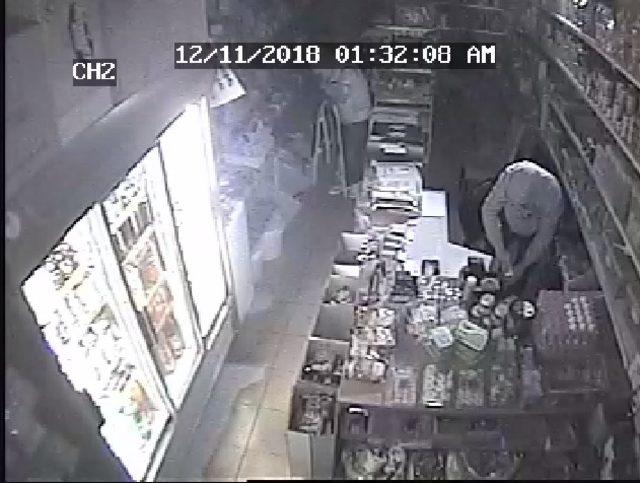 Market soyguncuları güvenlik kamerasına yakalandı
