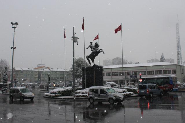 Niğde ve Adana'da kar etkili oldu