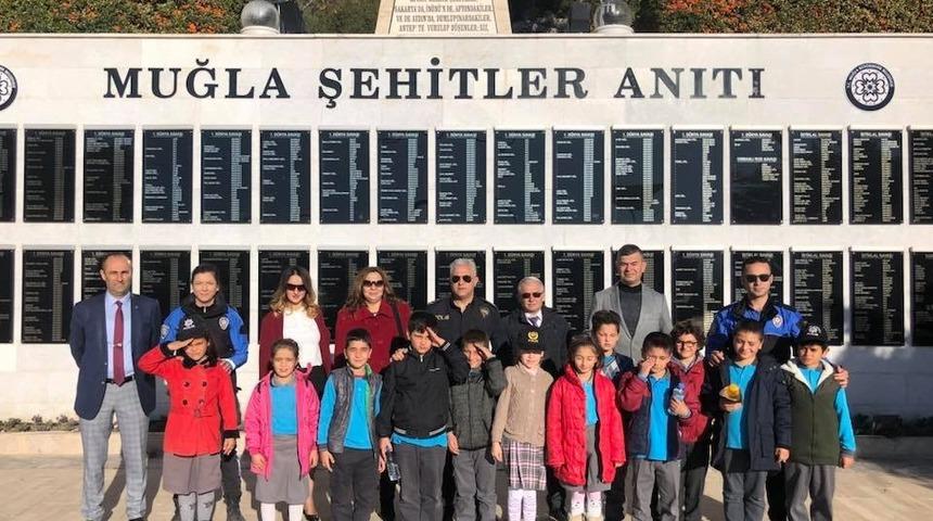 Miniklerden şehitlik ziyareti