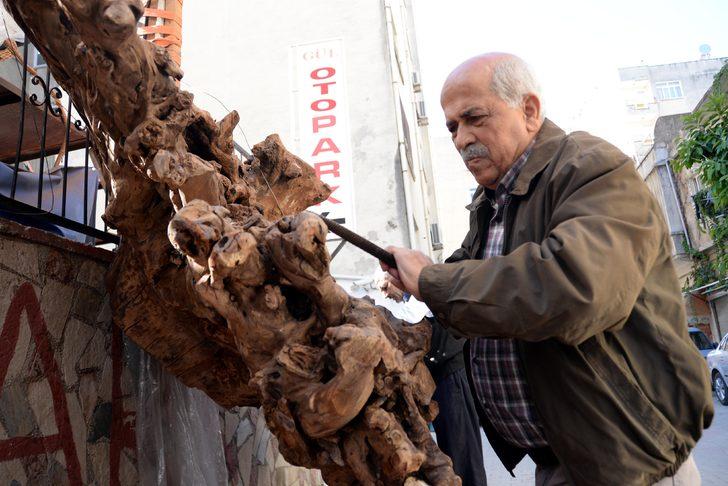 Gören telefonuna sarılıyor! Sokakta sergileniyor G2