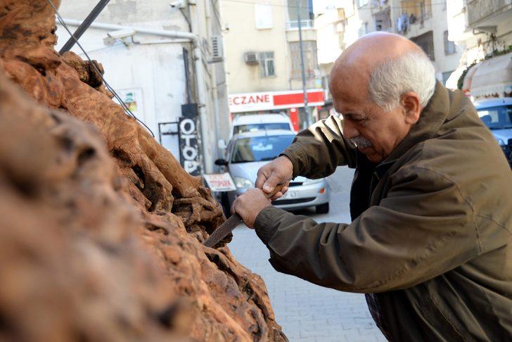 Gören telefonuna sarılıyor! Sokakta sergileniyor G5