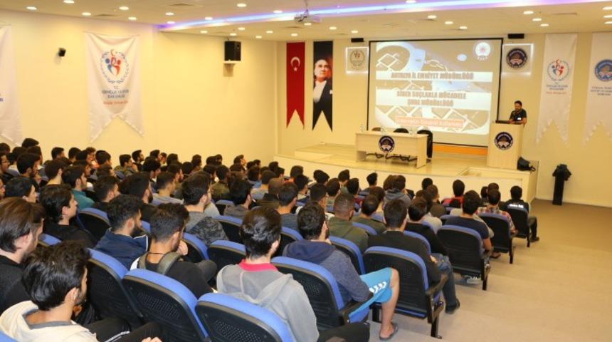 &Uuml;niversite &ouml;ğrencilerine &ldquo;Bilişim, Teknoloji ve Siber G&uuml;venlik&rdquo; Konferansı verildi
