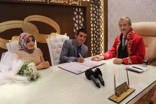 Tahmazoğlu’ndan yeni çiftlere nikah sürprizi