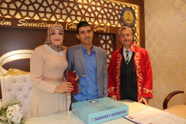 Tahmazoğlu’ndan yeni çiftlere nikah sürprizi