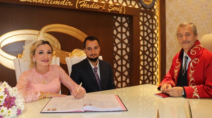 Tahmazoğlu&rsquo;ndan yeni &ccedil;iftlere nikah s&uuml;rprizi