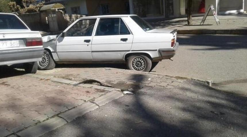 Minib&uuml;s ile otomobil &ccedil;arpıştı: 2 yaralı