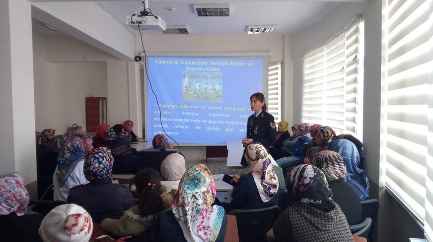 Jandarma kadınları bilgilendirdi