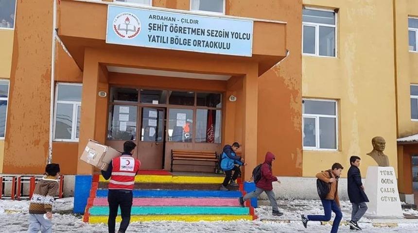 Kızılay&rsquo;dan ihtiya&ccedil; sahibi &ouml;ğrencilere kışlık bot