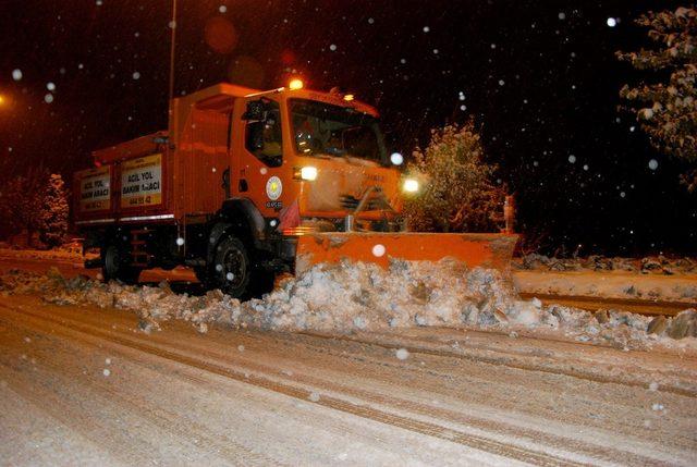 Büyükşehir kar ve buzlanmaya karşı 24 saat görev başında