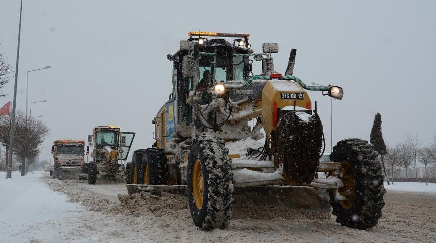 B&uuml;y&uuml;kşehir kar ve buzlanmaya karşı 24 saat g&ouml;rev başında