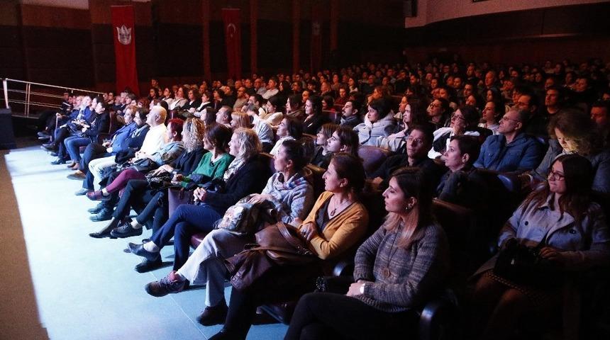 Kral, hem d&uuml;ş&uuml;nd&uuml;rd&uuml; hem g&uuml;ld&uuml;rd&uuml;