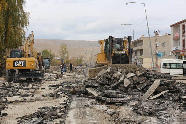 Gürpınar’da alt ve üstyapı çalışmaları devam ediyor