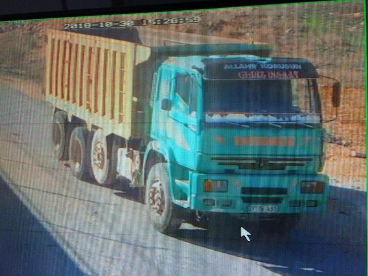 Çaldıkları kamyonun parçalarını satmak isterken yakalandılar G2