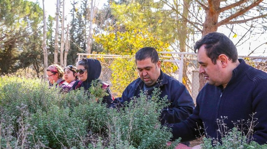 Engelli vatandaşlar, hobi bahçelerini çok sevdi