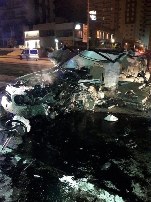 Otomobil direğe &ccedil;arptı: M&uuml;hendis &ouml;ld&uuml;, arkadaşı polis yaralı 1