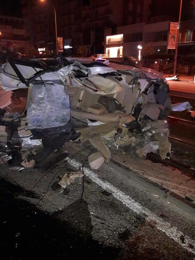 Otomobil direğe &ccedil;arptı: M&uuml;hendis &ouml;ld&uuml;, arkadaşı polis yaralı 2
