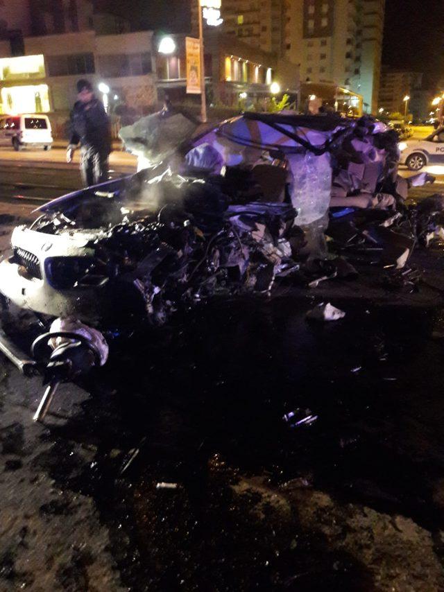 Otomobil direğe &ccedil;arptı: M&uuml;hendis &ouml;ld&uuml;, arkadaşı polis yaralı 3