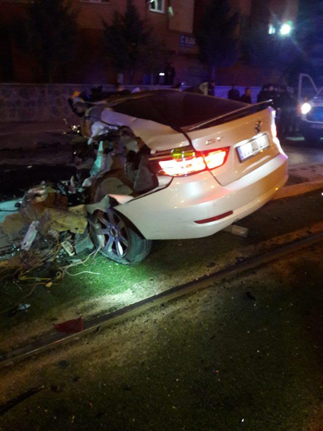 Otomobil direğe &ccedil;arptı: M&uuml;hendis &ouml;ld&uuml;, arkadaşı polis yaralı 4