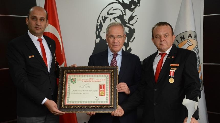 Başkan Acar&rsquo;a Şeref Madalyası ve Onur Belgesi verildi