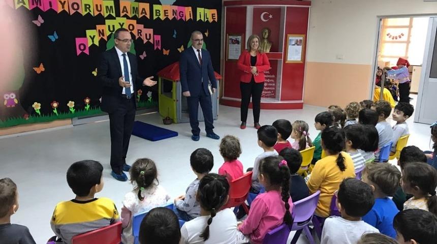 Kaymakam minik &ouml;ğrencilerle oyun oynadı