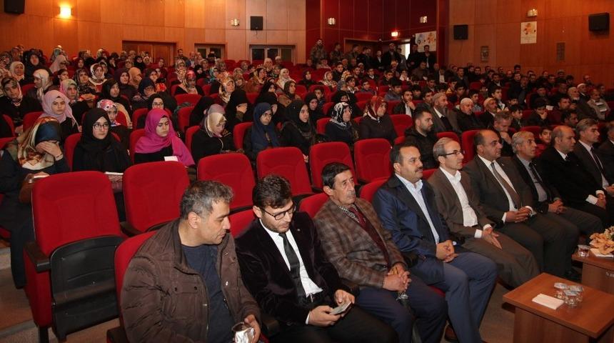 Ahlat&rsquo;ta &lsquo;Peygamberimiz ve Gen&ccedil;lik&rsquo; konulu konferans