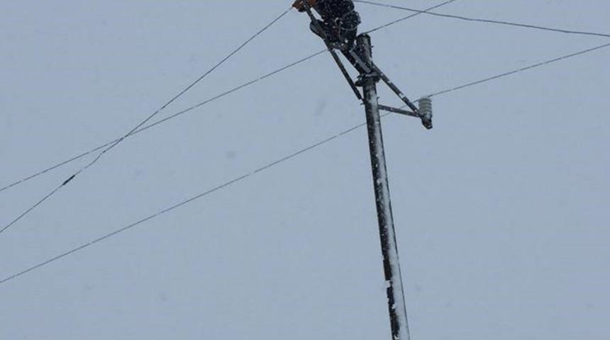 &Ccedil;ıldır Aras Edaş ekiplerinin kar mesaisi