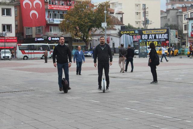 Her yere tek teker üstünde gidiyorlar 1