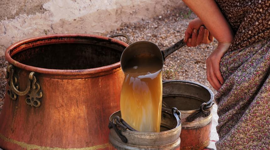 Asırlardır doğal yöntemlerle pekmez üretiyorlar