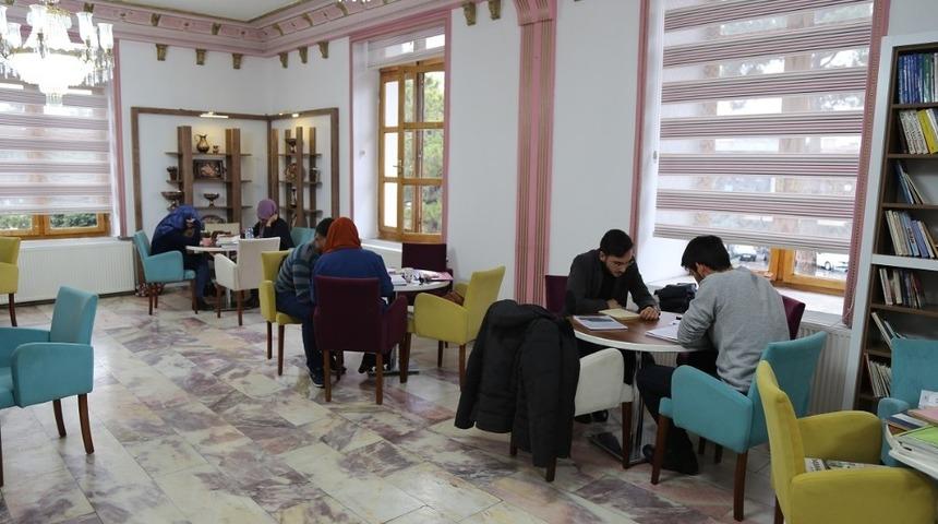 Millet Kıraathanesine ilgi b&uuml;y&uuml;k