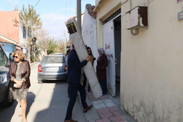 Büyükşehir, yangın mağduru aileleri sevindirdi