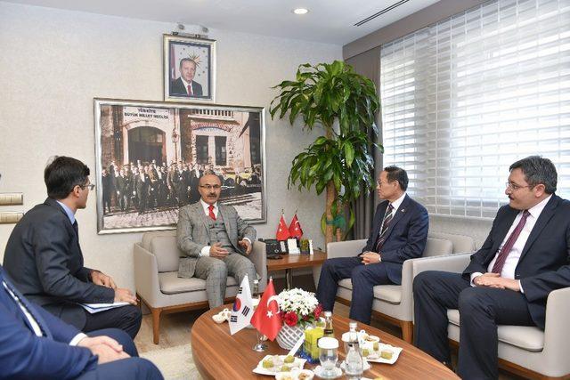 Kazakistan ve Kore büyükelçileri Vali Demirtaş’ı ziyaret etti