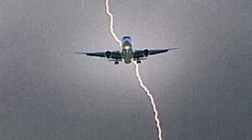THY uçağına yıldırım isabet etti