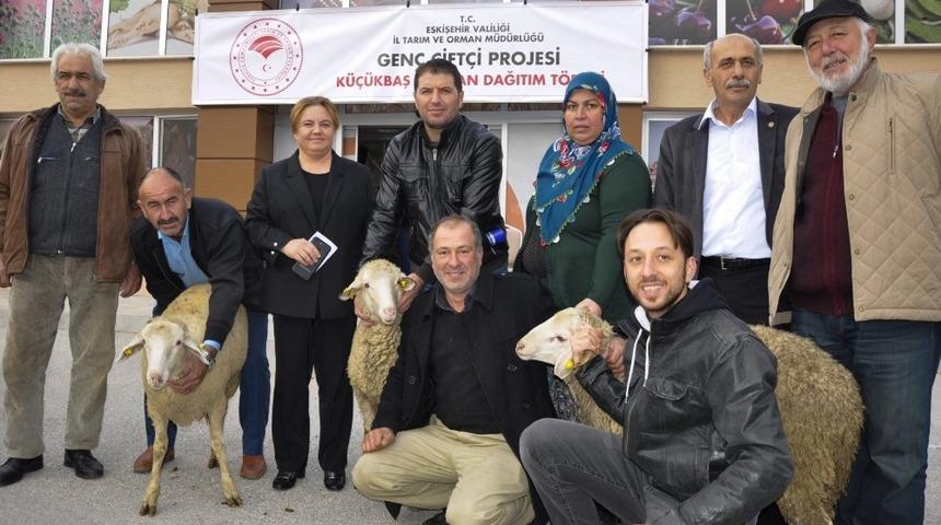 Genç çiftçiler hibe küçükbaş hayvanlarını kavuştu