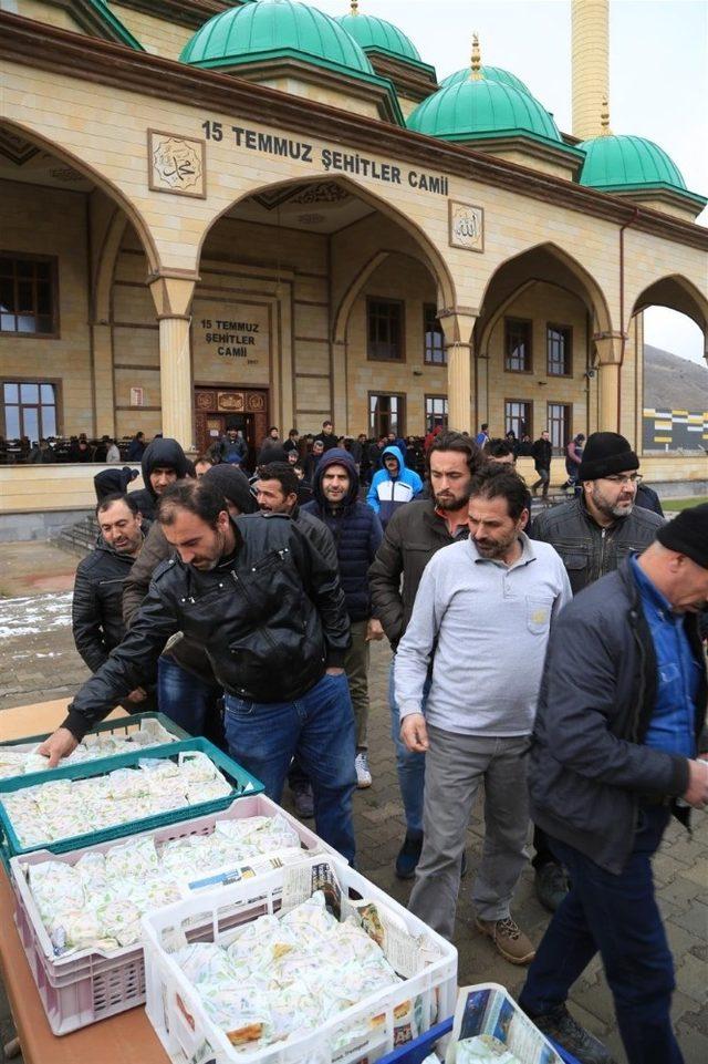 Nevşehir Belediyesi cami çıkışı börek ve meyve suyu dağıttı