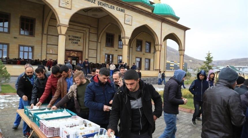 Nevşehir Belediyesi cami çıkışı börek ve meyve suyu dağıttı