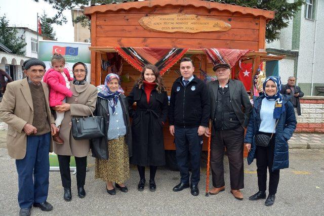 Gezici tanıtım aracıyla satış yaparak dikkat çektiler