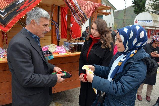 Gezici tanıtım aracıyla satış yaparak dikkat çektiler