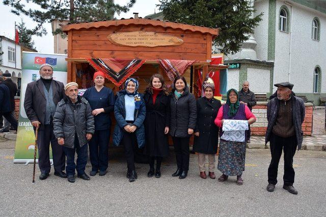 Gezici tanıtım aracıyla satış yaparak dikkat çektiler