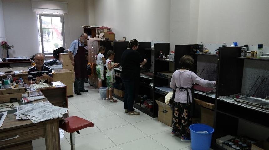 Ebru Sanatı Kursu b&uuml;y&uuml;k ilgi g&ouml;r&uuml;yor