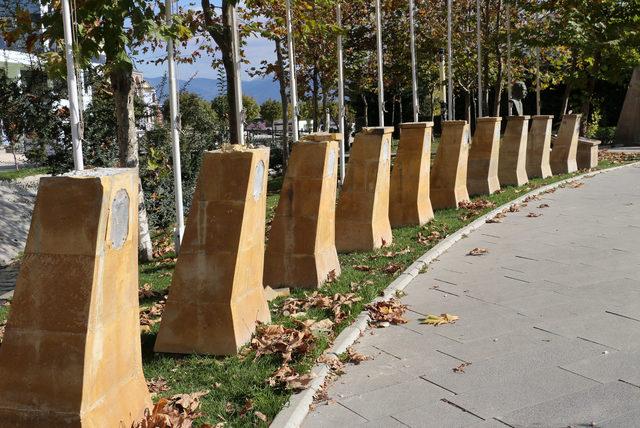 Şehitler Parkı'ndaki 9 Türk büyüğünün büstü çalındı