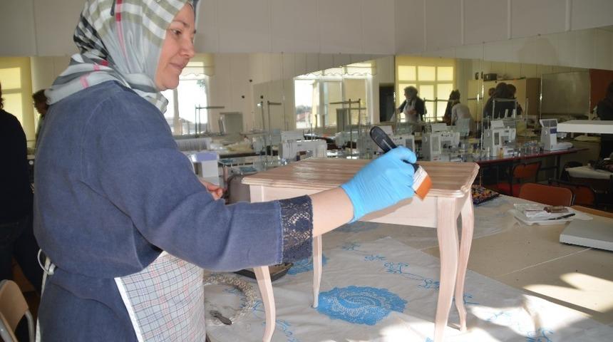 SAKEM&rsquo;de eskiyen mobilyalar sanata d&ouml;n&uuml;şt&uuml;r&uuml;l&uuml;yor