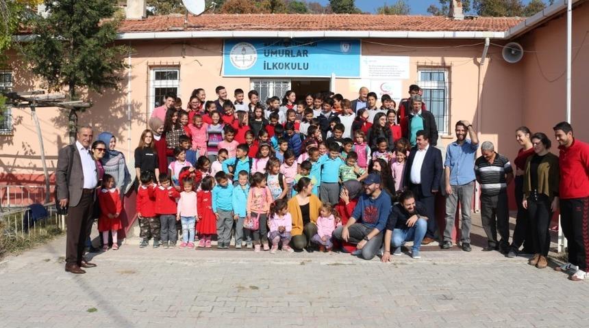 &Ouml;ğretmen adayları &ouml;ğrencileri sevindirdi