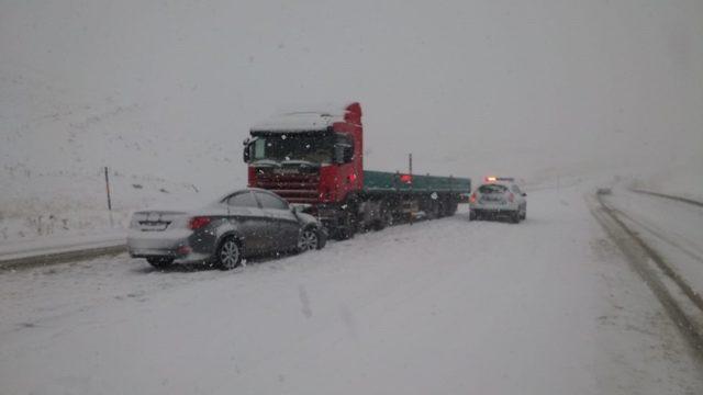 Sivas’ta iki ayrı trafik kazası: 1 ölü, 6 yaralı