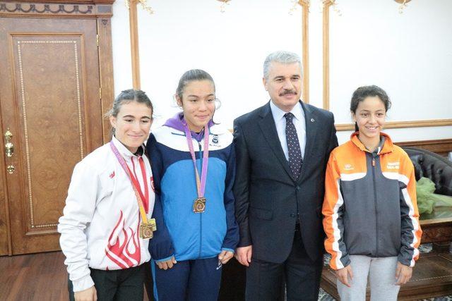 Vali Akın, Atletizm Balkan şampiyonu Urkuş Işık’ı ödüllendirdi