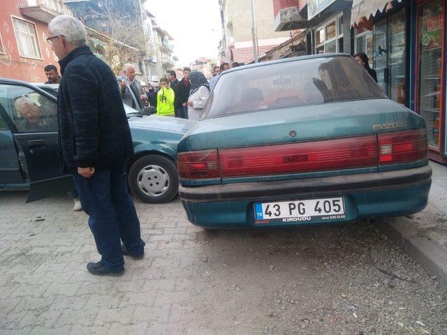 Freni boşalan araç, park halindeki araca çarptı; 1 yaralı