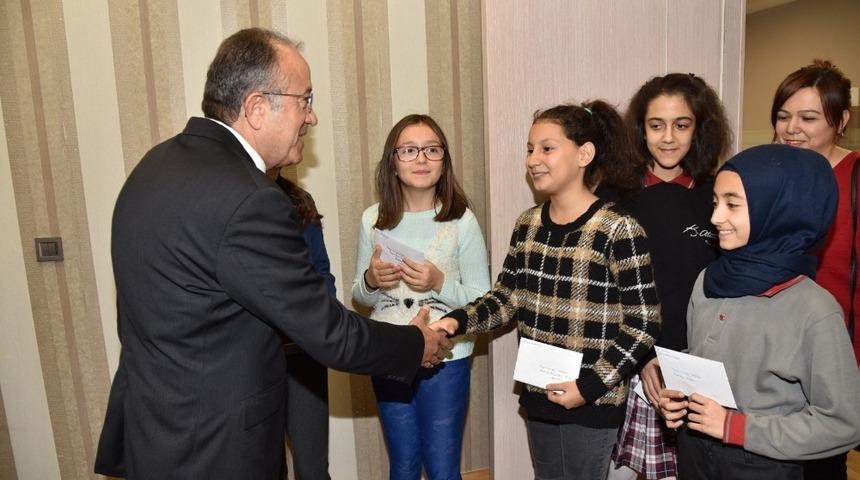&Ccedil;ağatay Ulu&ccedil;ay &ouml;ğrencileri mektuplarını iletti